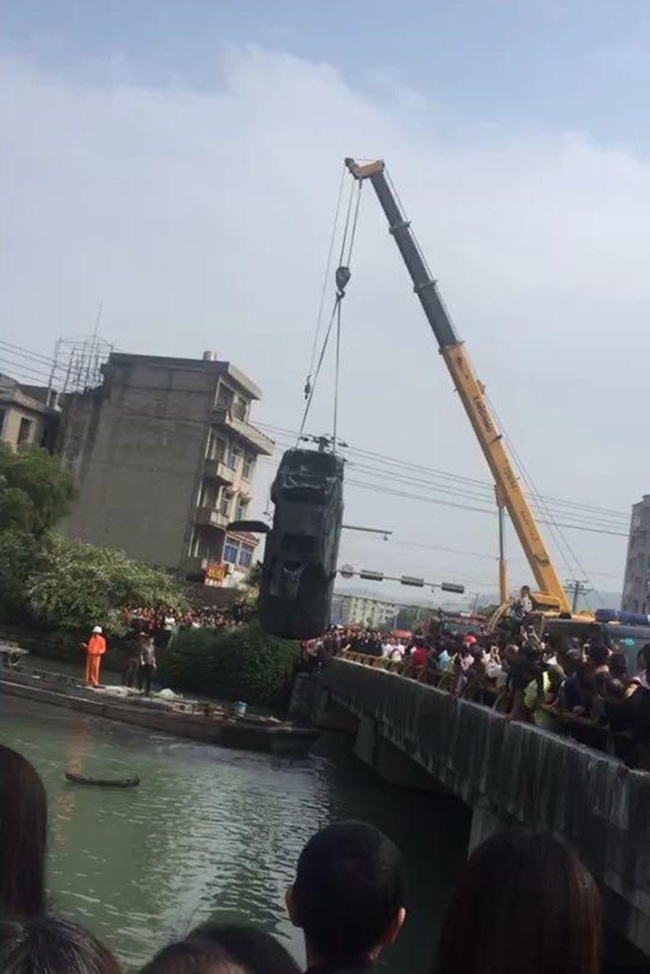 sau 15 nam chiec o to mat tich bi an duoc phat hien duoi long song voi 2 bo xuong nguoi ben trong