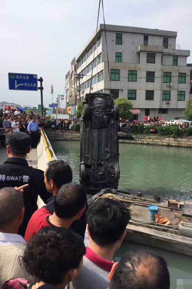 sau 15 nam chiec o to mat tich bi an duoc phat hien duoi long song voi 2 bo xuong nguoi ben trong