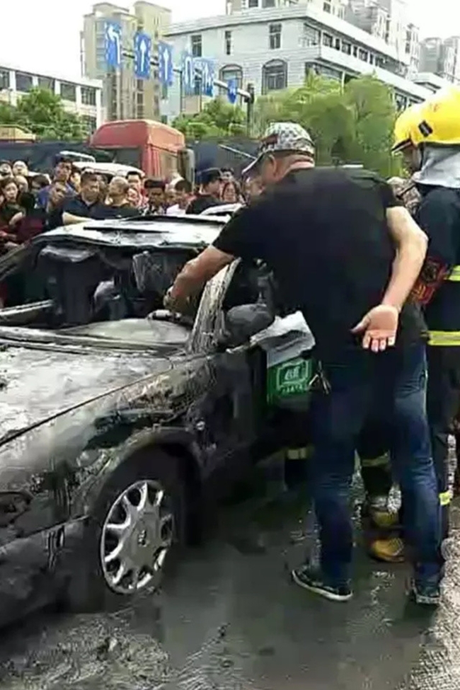 sau 15 nam chiec o to mat tich bi an duoc phat hien duoi long song voi 2 bo xuong nguoi ben trong