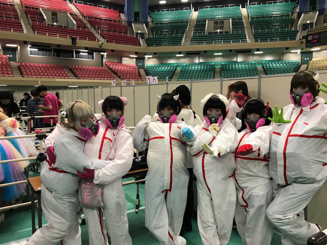 nhom nhac than tuong nhat ban mac style phun thuoc tru sau den giao luu voi fan