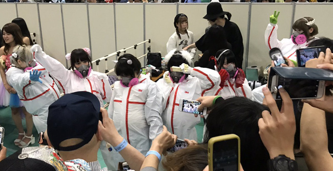 nhom nhac than tuong nhat ban mac style phun thuoc tru sau den giao luu voi fan