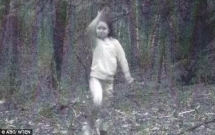 giai ma bi an bong ma mo ao cua be gai vui choi trong khu rung