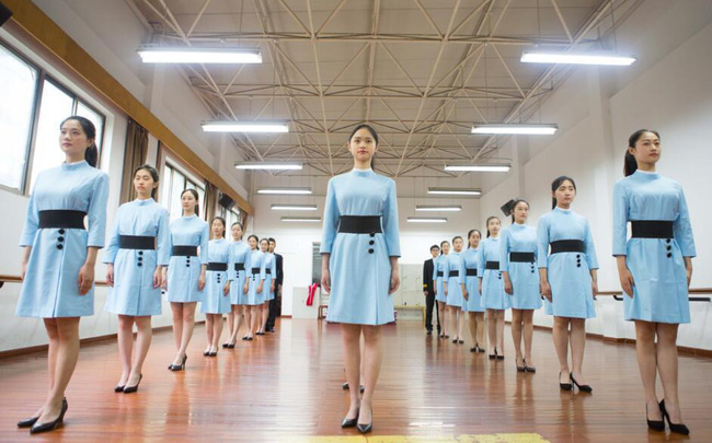 lo dao tao tiep vien hang khong tu nam 16 tuoi den de biet the nao moi la mot nu cuoi chuan muc