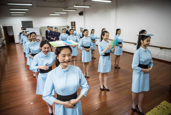 lo dao tao tiep vien hang khong tu nam 16 tuoi den de biet the nao moi la mot nu cuoi chuan muc