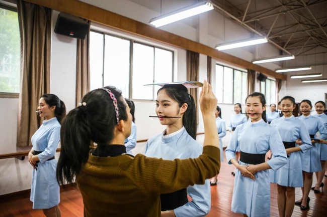 lo dao tao tiep vien hang khong tu nam 16 tuoi den de biet the nao moi la mot nu cuoi chuan muc