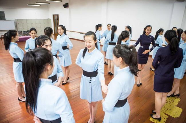 lo dao tao tiep vien hang khong tu nam 16 tuoi den de biet the nao moi la mot nu cuoi chuan muc