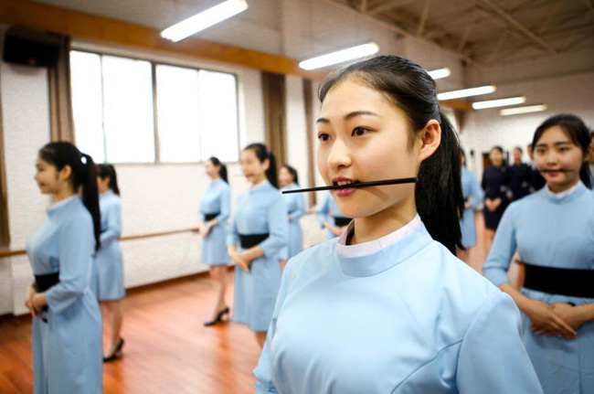 lo dao tao tiep vien hang khong tu nam 16 tuoi den de biet the nao moi la mot nu cuoi chuan muc