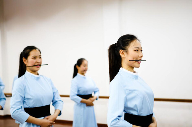 lo dao tao tiep vien hang khong tu nam 16 tuoi den de biet the nao moi la mot nu cuoi chuan muc