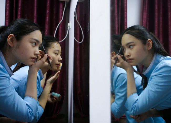 lo dao tao tiep vien hang khong tu nam 16 tuoi den de biet the nao moi la mot nu cuoi chuan muc