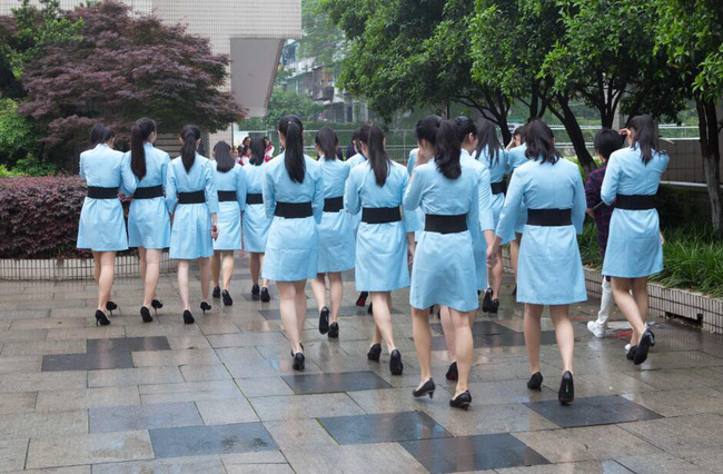 lo dao tao tiep vien hang khong tu nam 16 tuoi den de biet the nao moi la mot nu cuoi chuan muc