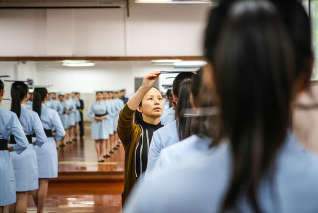 lo dao tao tiep vien hang khong tu nam 16 tuoi den de biet the nao moi la mot nu cuoi chuan muc