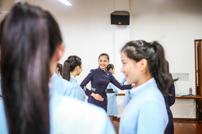 lo dao tao tiep vien hang khong tu nam 16 tuoi den de biet the nao moi la mot nu cuoi chuan muc