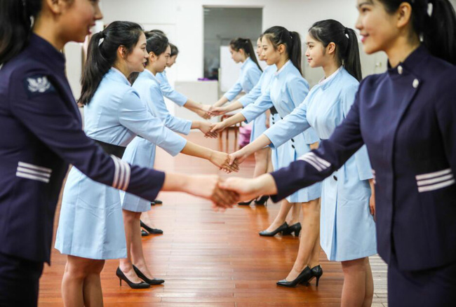 lo dao tao tiep vien hang khong tu nam 16 tuoi den de biet the nao moi la mot nu cuoi chuan muc