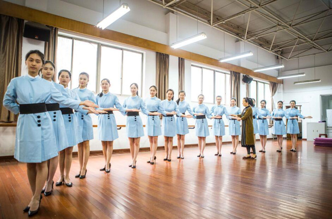 lo dao tao tiep vien hang khong tu nam 16 tuoi den de biet the nao moi la mot nu cuoi chuan muc