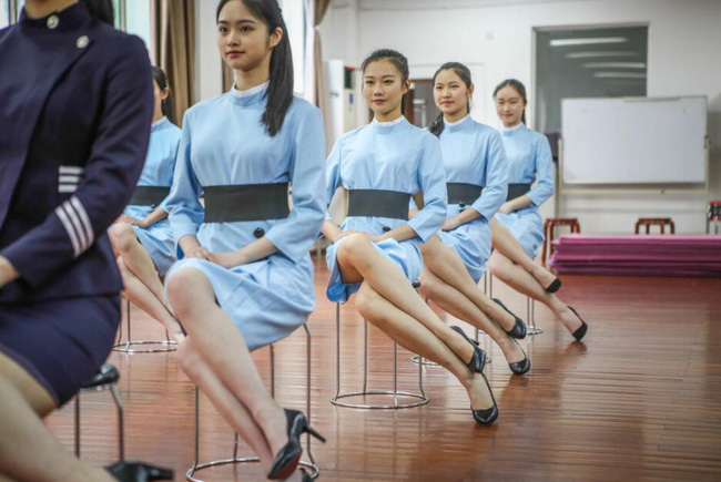 lo dao tao tiep vien hang khong tu nam 16 tuoi den de biet the nao moi la mot nu cuoi chuan muc