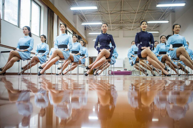 lo dao tao tiep vien hang khong tu nam 16 tuoi den de biet the nao moi la mot nu cuoi chuan muc