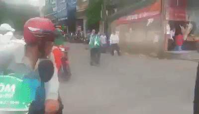 xon xao clip tai xe grab va xe om truyen thong cam mu bao hiem danh nhau giua pho ha noi