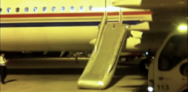 nhung tinh huong do khoc do cuoi tren cac chuyen bay