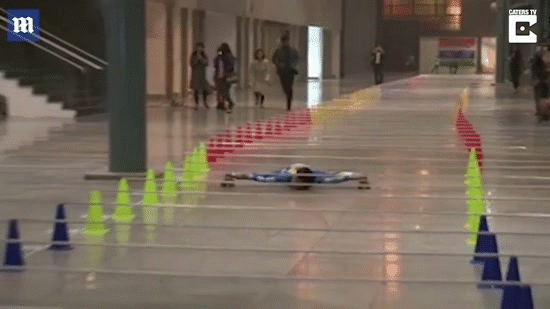 cau be lap ky luc voi man trinh dien xoac chan truot patin