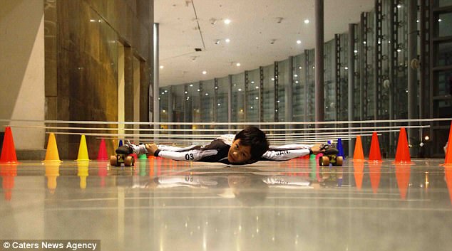 cau be lap ky luc voi man trinh dien xoac chan truot patin