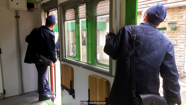 ky la tuyen xe dien duoc dieu hanh hoan toan boi tre em o budapest