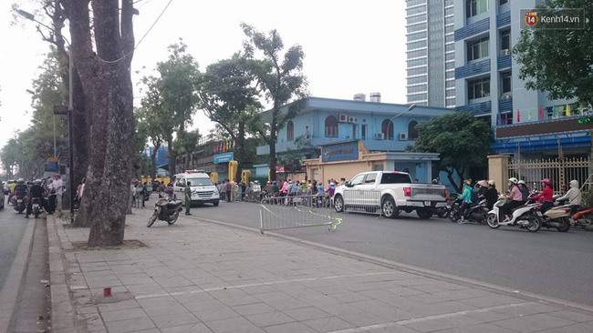 ha noi nam thanh nien dang chay xe may bat ngo nga ra duong tu vong tai cho