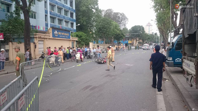 ha noi nam thanh nien dang chay xe may bat ngo nga ra duong tu vong tai cho