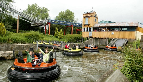 be gai 11 tuoi tu vong sau khi vi hat vang khoi be noi tai cong vien giai tri