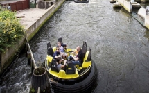 be gai chet oan uong ngay giua dong nuoc xiet tai cong vien giai tri