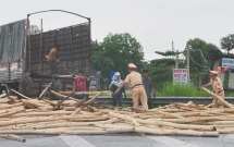 xe cho 10 tan go lat nghieng chien sy csgt ho tro tai xe boc do go khoi long duong