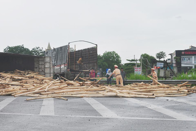 xe cho 10 tan go lat nghieng chien sy csgt ho tro tai xe boc do go khoi long duong