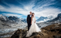 Sau 3 tuần leo núi, cặp đôi kết hôn trên đỉnh Everest và những bức ảnh cưới của họ thật tuyệt