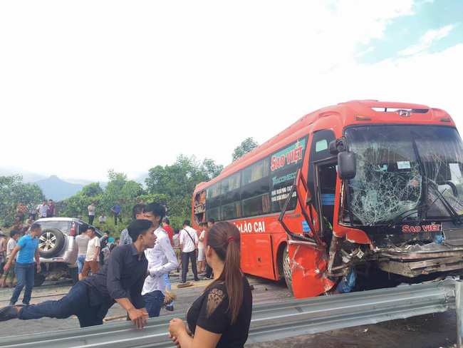 o to 7 cho tong truc dien xe khach sao viet tren cao toc noi bai lao cai 2 nguoi bi thuong