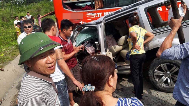 o to 7 cho tong truc dien xe khach sao viet tren cao toc noi bai lao cai 2 nguoi bi thuong