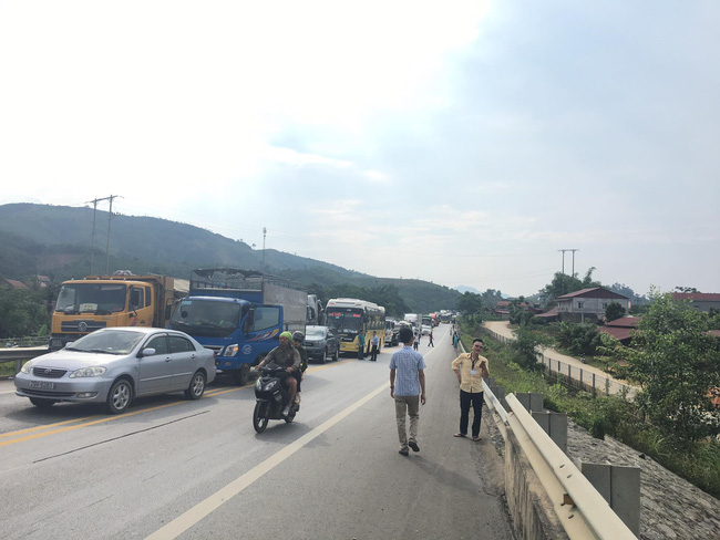 o to 7 cho tong truc dien xe khach sao viet tren cao toc noi bai lao cai 2 nguoi bi thuong