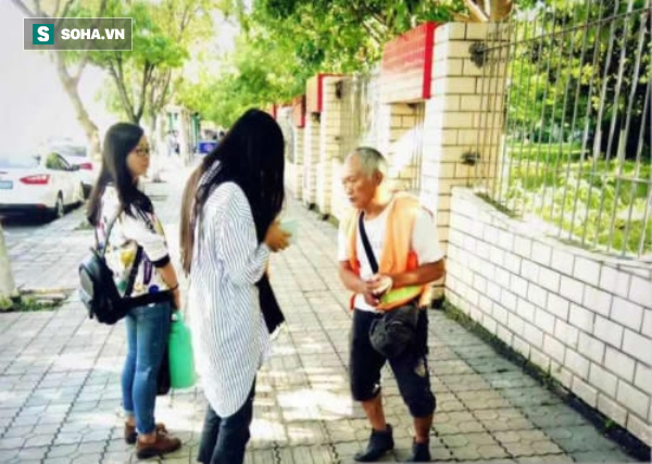 bi mat dien thoai cu nguoi lao cong gia nhan duoc mon qua quy tu nhung sinh vien tre