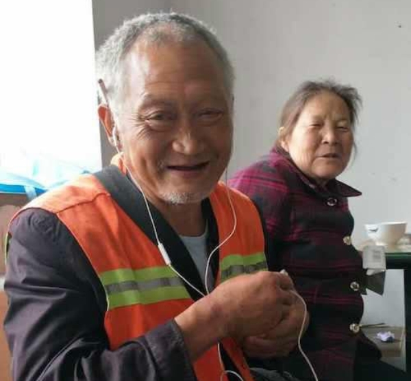 bi mat dien thoai cu nguoi lao cong gia nhan duoc mon qua quy tu nhung sinh vien tre