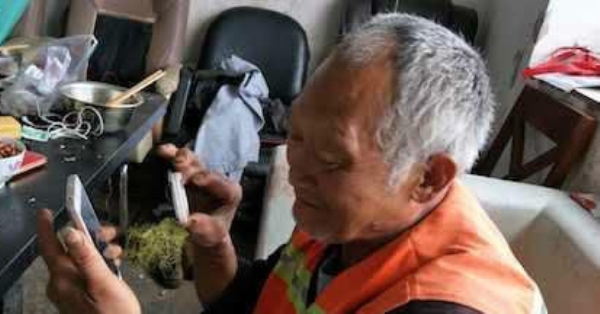 bi mat dien thoai cu nguoi lao cong gia nhan duoc mon qua quy tu nhung sinh vien tre