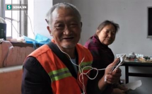 bi mat dien thoai cu nguoi lao cong gia nhan duoc mon qua quy tu nhung sinh vien tre