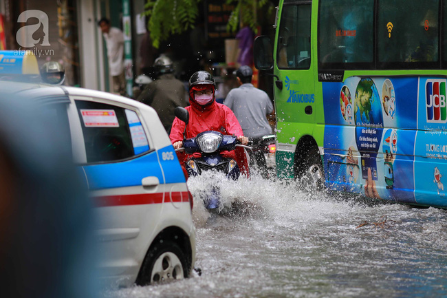 ha noi mot so con duong ngap sau con mua bat thuong keo dai 1 tieng