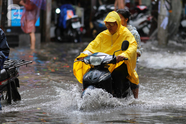 ha noi mot so con duong ngap sau con mua bat thuong keo dai 1 tieng