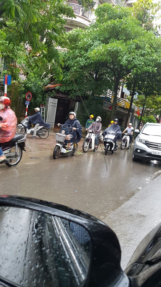 ha noi thanh sat roi tu toa chung cu dang xay xuong cam thang vao nen duong sau con mua lon sang nay
