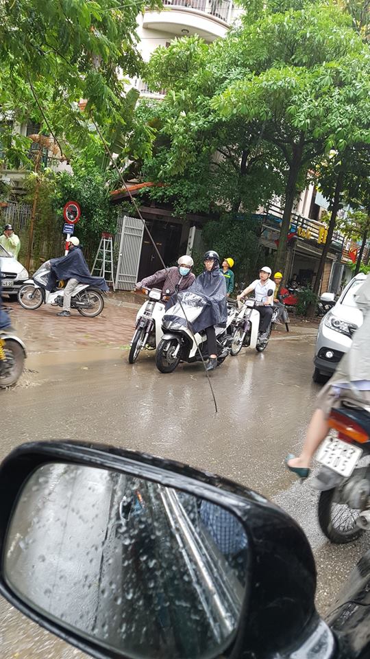 ha noi thanh sat roi tu toa chung cu dang xay xuong cam thang vao nen duong sau con mua lon sang nay