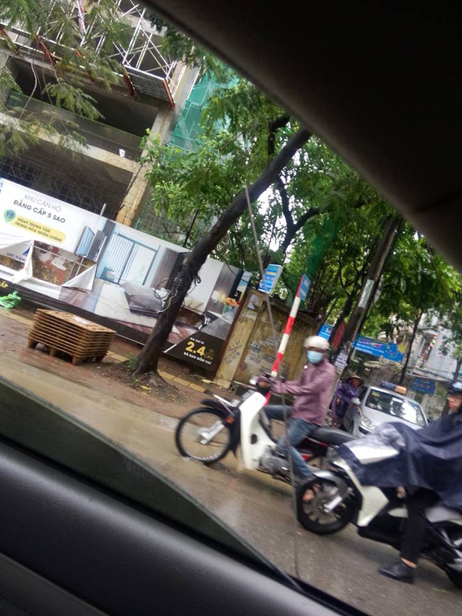 ha noi thanh sat roi tu toa chung cu dang xay xuong cam thang vao nen duong sau con mua lon sang nay