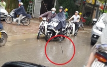 ha noi thanh sat roi tu toa chung cu dang xay xuong cam thang vao nen duong sau con mua lon sang nay