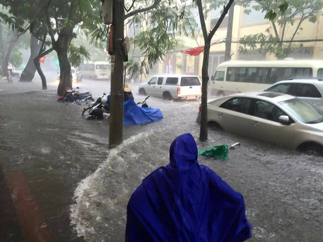 hai phong mua lon keo dai giua trua nhieu o to chet may trong bien nuoc