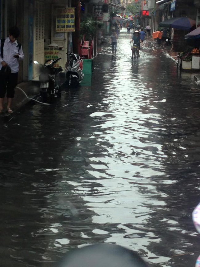 hai phong mua lon keo dai giua trua nhieu o to chet may trong bien nuoc