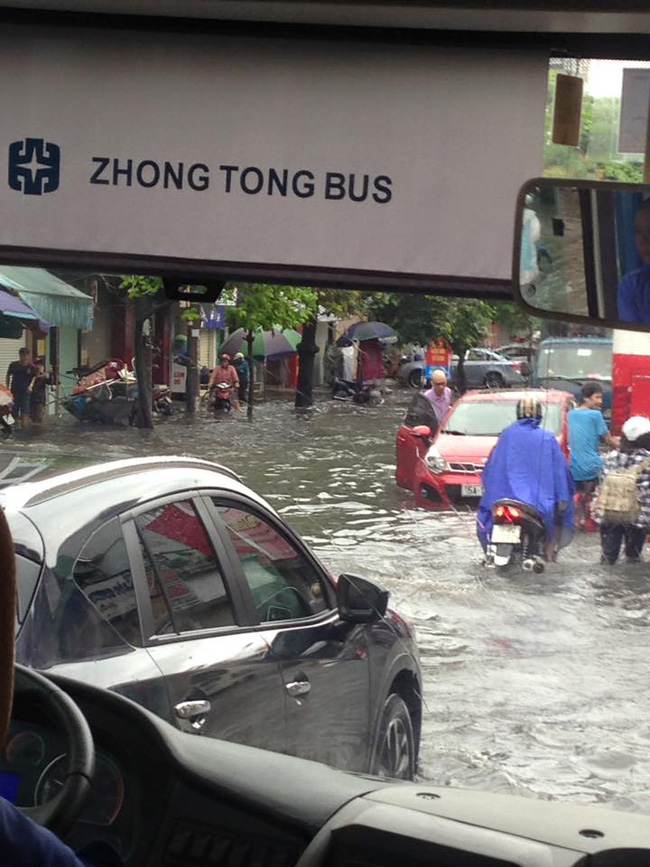 hai phong mua lon keo dai giua trua nhieu o to chet may trong bien nuoc