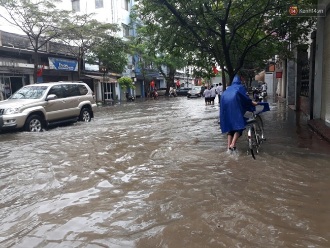 hai phong mua lon keo dai giua trua nhieu o to chet may trong bien nuoc