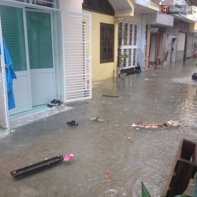 hai phong mua lon keo dai giua trua nhieu o to chet may trong bien nuoc